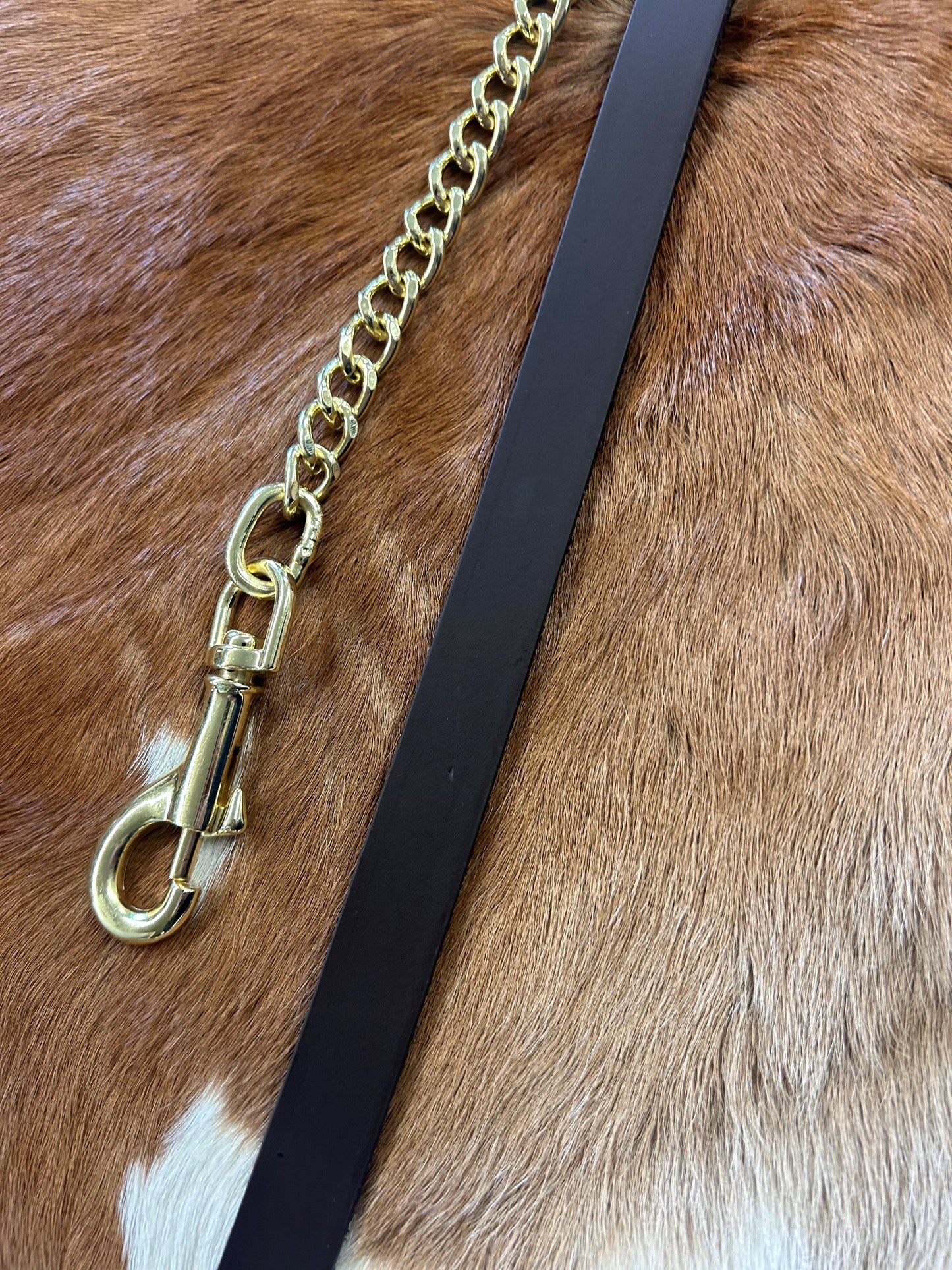 Lanière 3/4 en cuir marron avec chaîne dorée